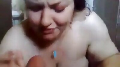 Boquete no banheiro e gozo vídeo de pornô mulher transando com cachorro na boca