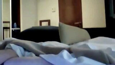 Puta loira com um vibrador enorme brincando com filme pornô da mulher transando a buceta no quarto do hotel