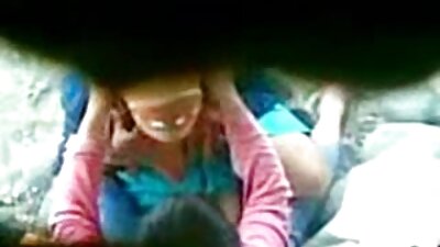 Boquete vídeo pornô mulher transando com marido de sessão de sexo com os olhos vendados e sexo no sofá