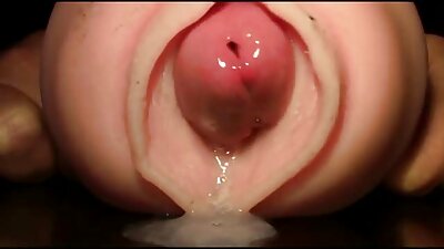 Veja o interior da minha esposa suja, o buraco da vagina aberto iluminado pelo flash da câmera vídeo pornô transando com mulher